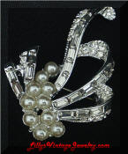 TOP rhinestone pearls bow brooch